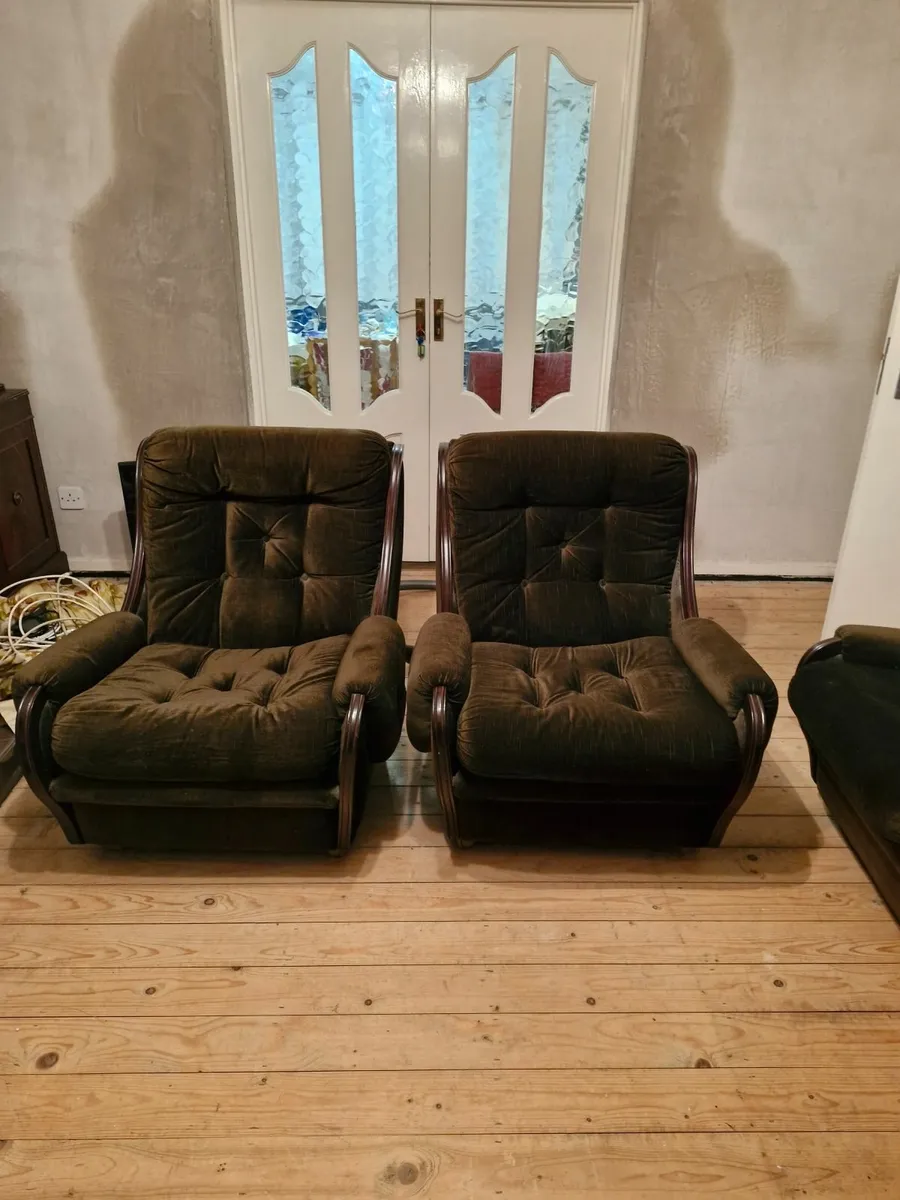A couch and 2 arm chairs - Image 2