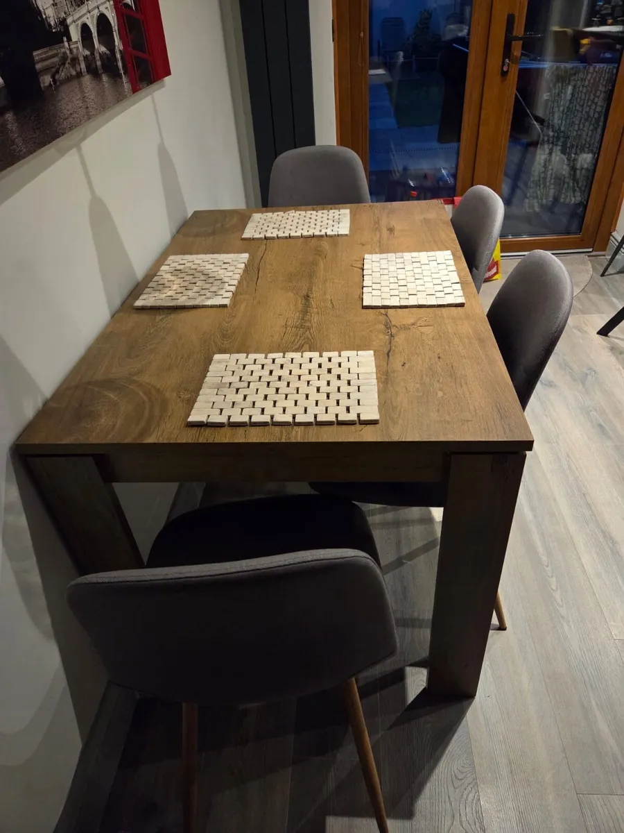 Dining table - Image 1