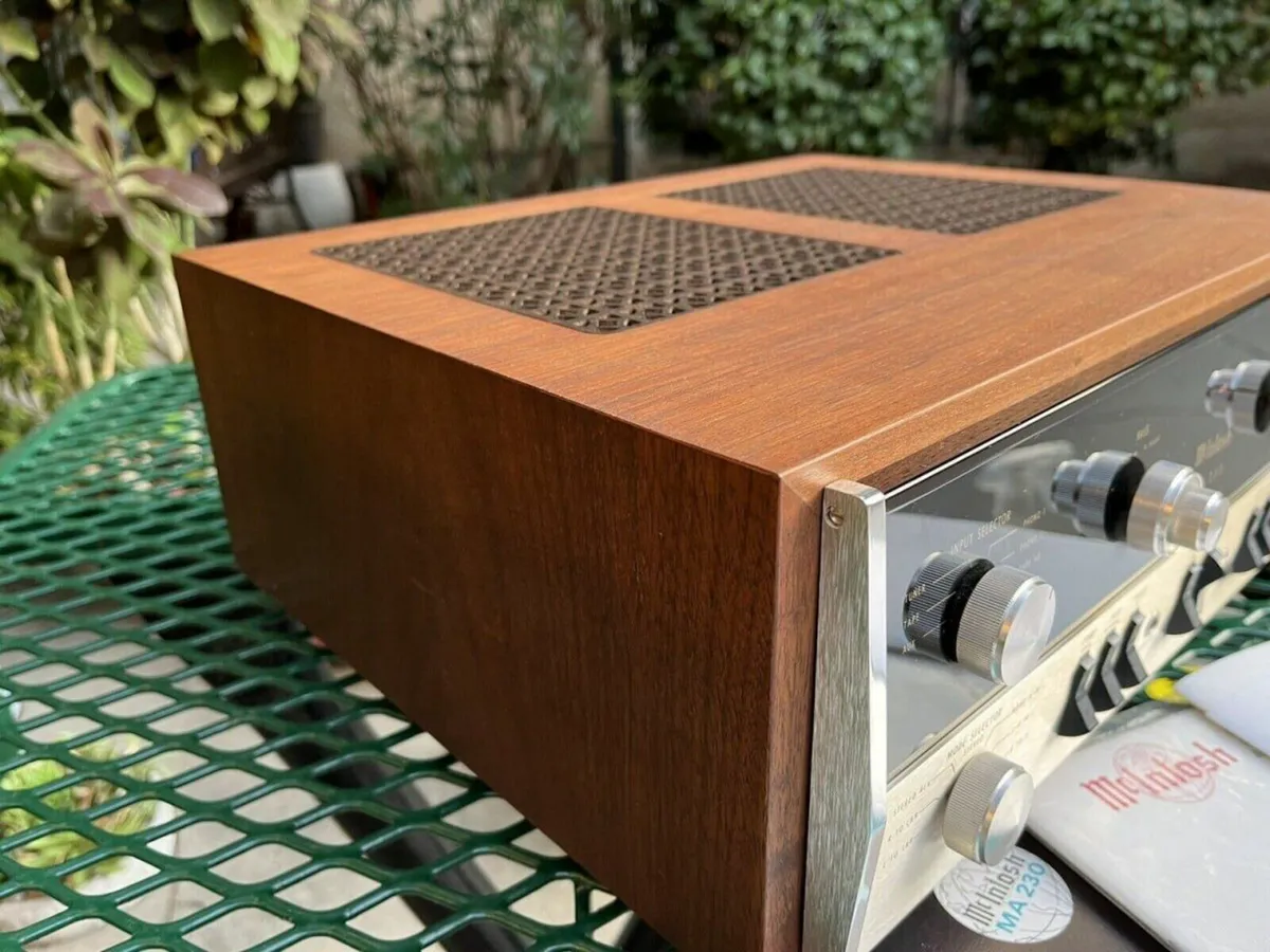 McIntosh MA230 stereo integrated amplifier - Image 3