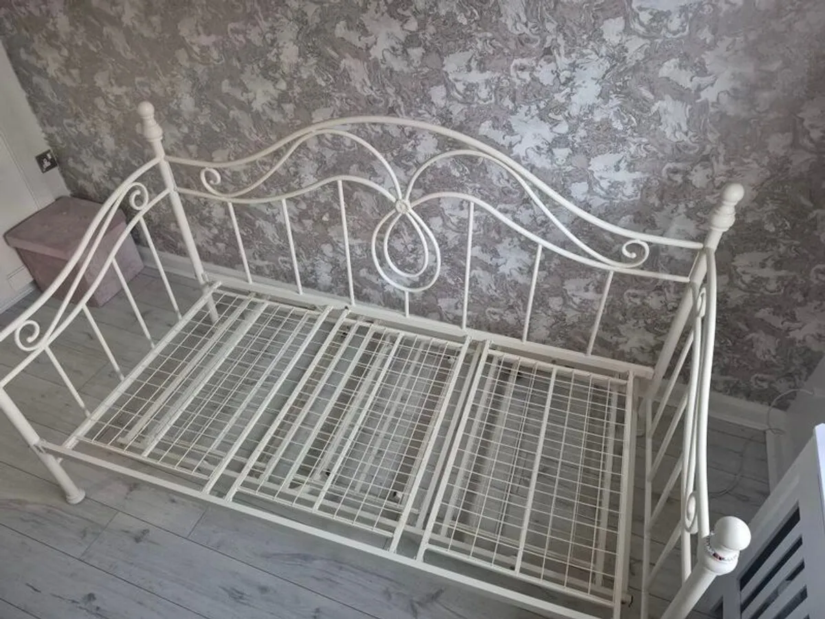 Single day bed with single trundle. From EZ living - Image 1