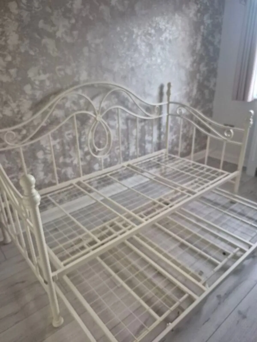 Single day bed with single trundle. From EZ living - Image 2