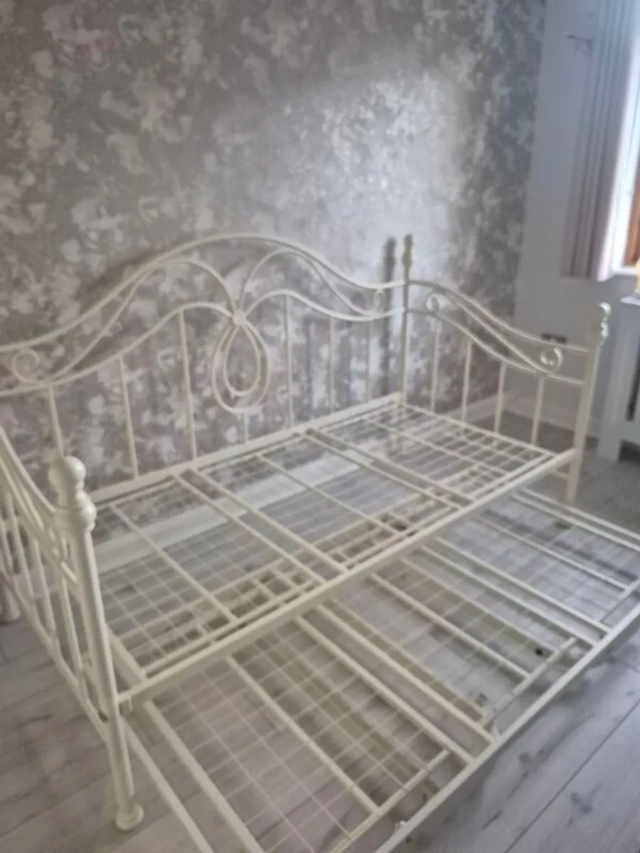 Single day bed with single trundle. From EZ living - Image 3