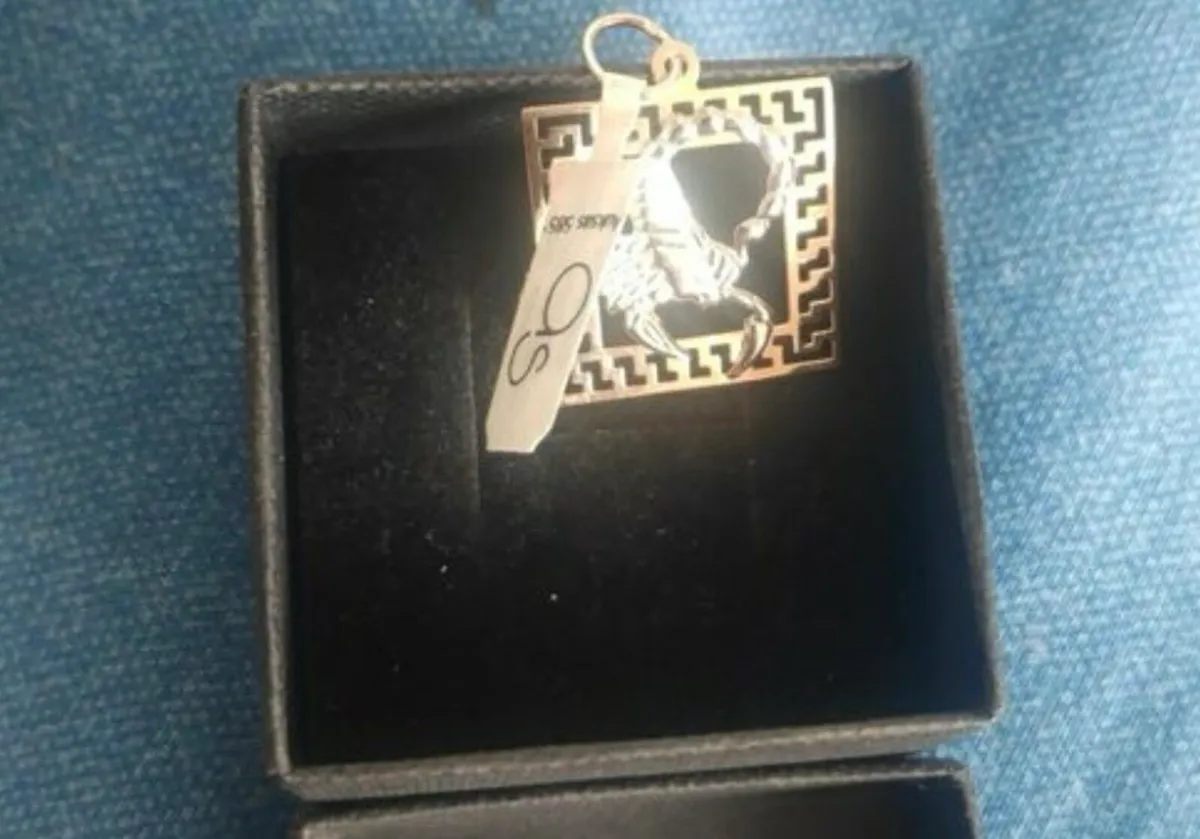 Gold Scorpion sign - Image 3