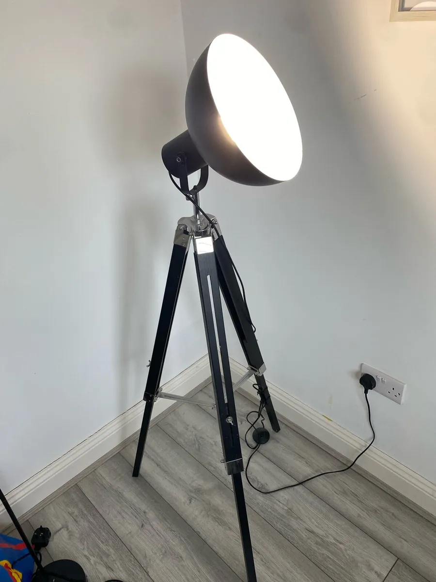 Industrial style tripod lamp - Image 1