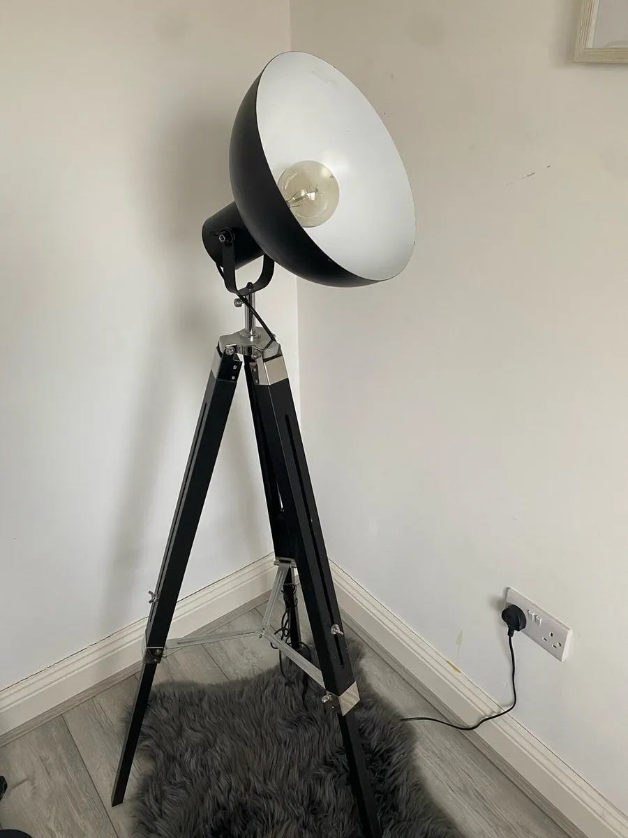 Industrial style tripod lamp - Image 2