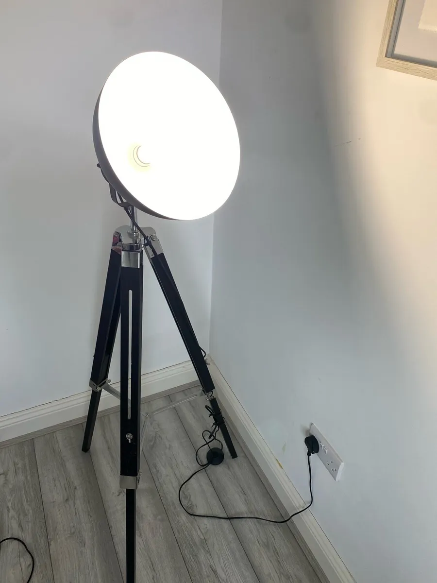 Industrial style tripod lamp - Image 3