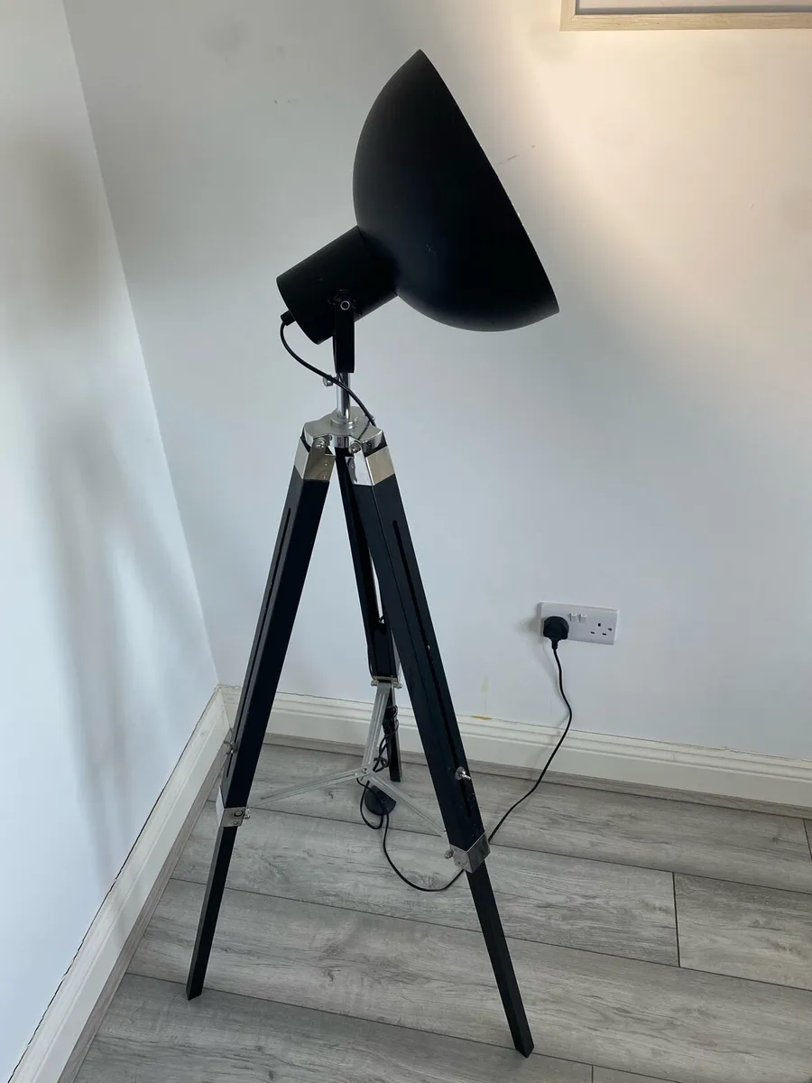 Industrial style tripod lamp - Image 4