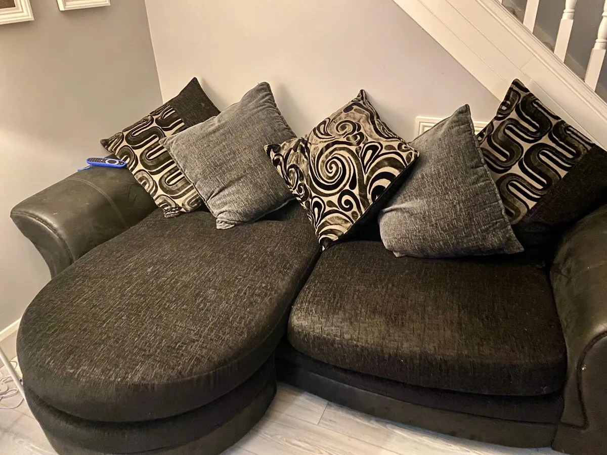 3 plus 2 seater sofa suite - Image 1