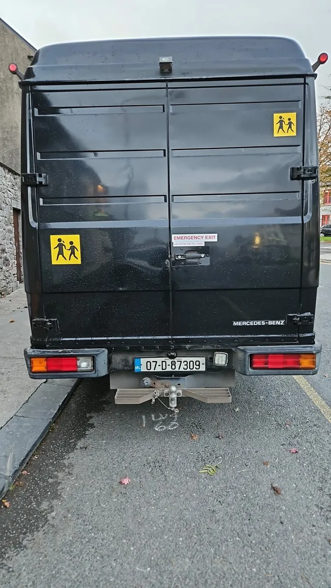813 Mercedes vario 27seat + driver - Image 4