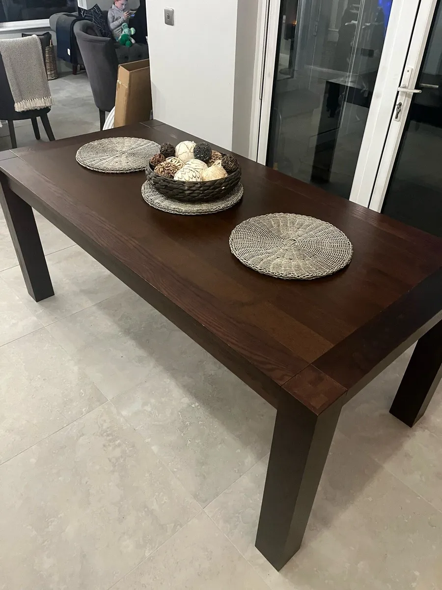 Dining room table - Image 1