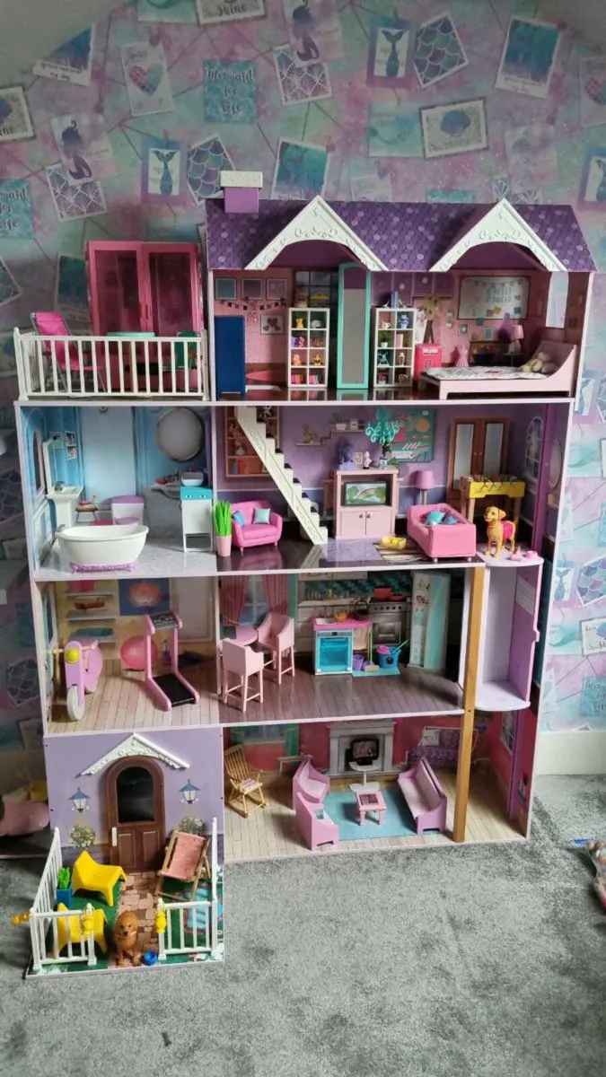 Large Wooden Dolls House - Image 1