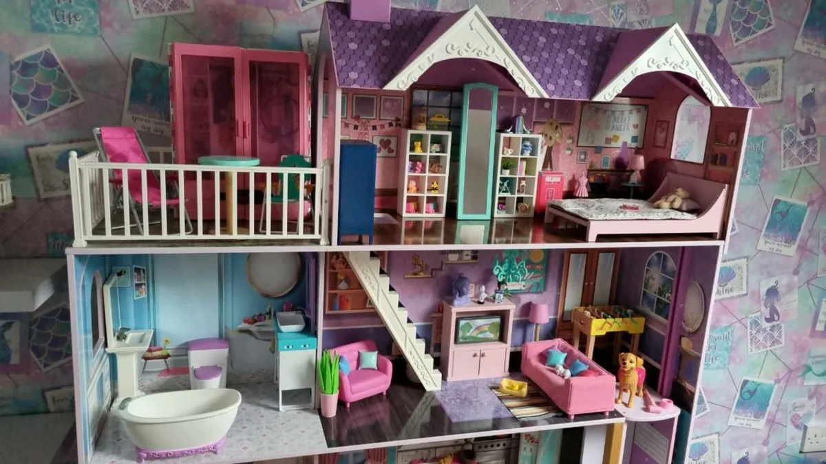 Large Wooden Dolls House - Image 4