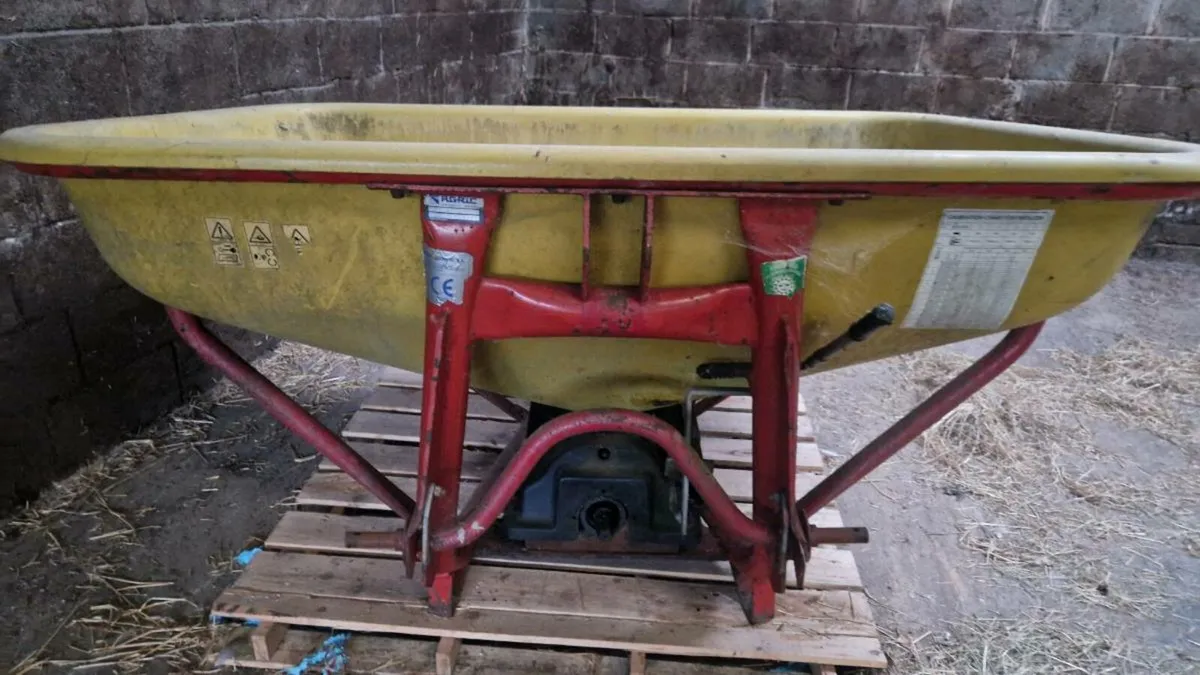 Fertiliser spreader - Image 1