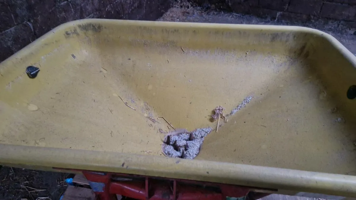 Fertiliser spreader - Image 2