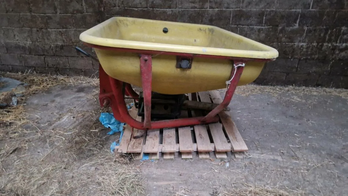 Fertiliser spreader - Image 3