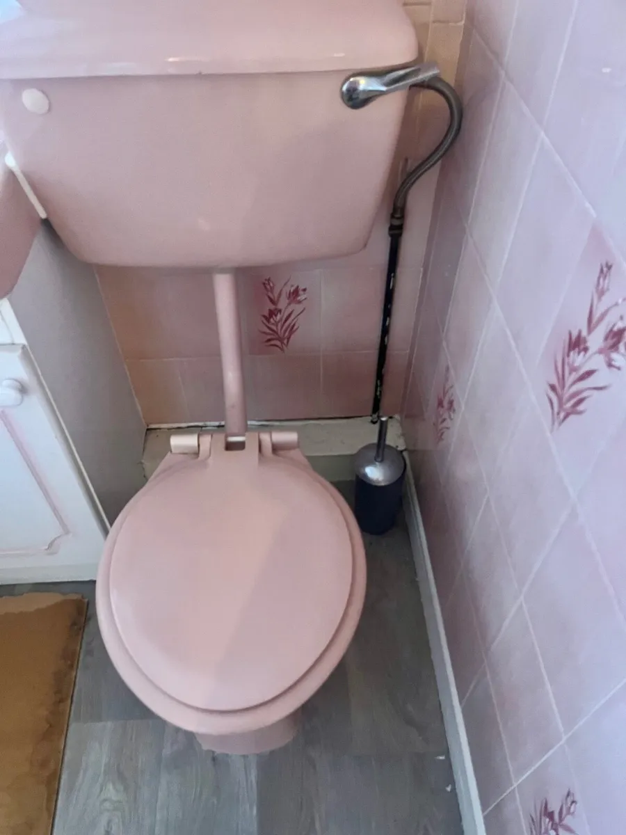 Pink Retro Bathroom suite - Image 3