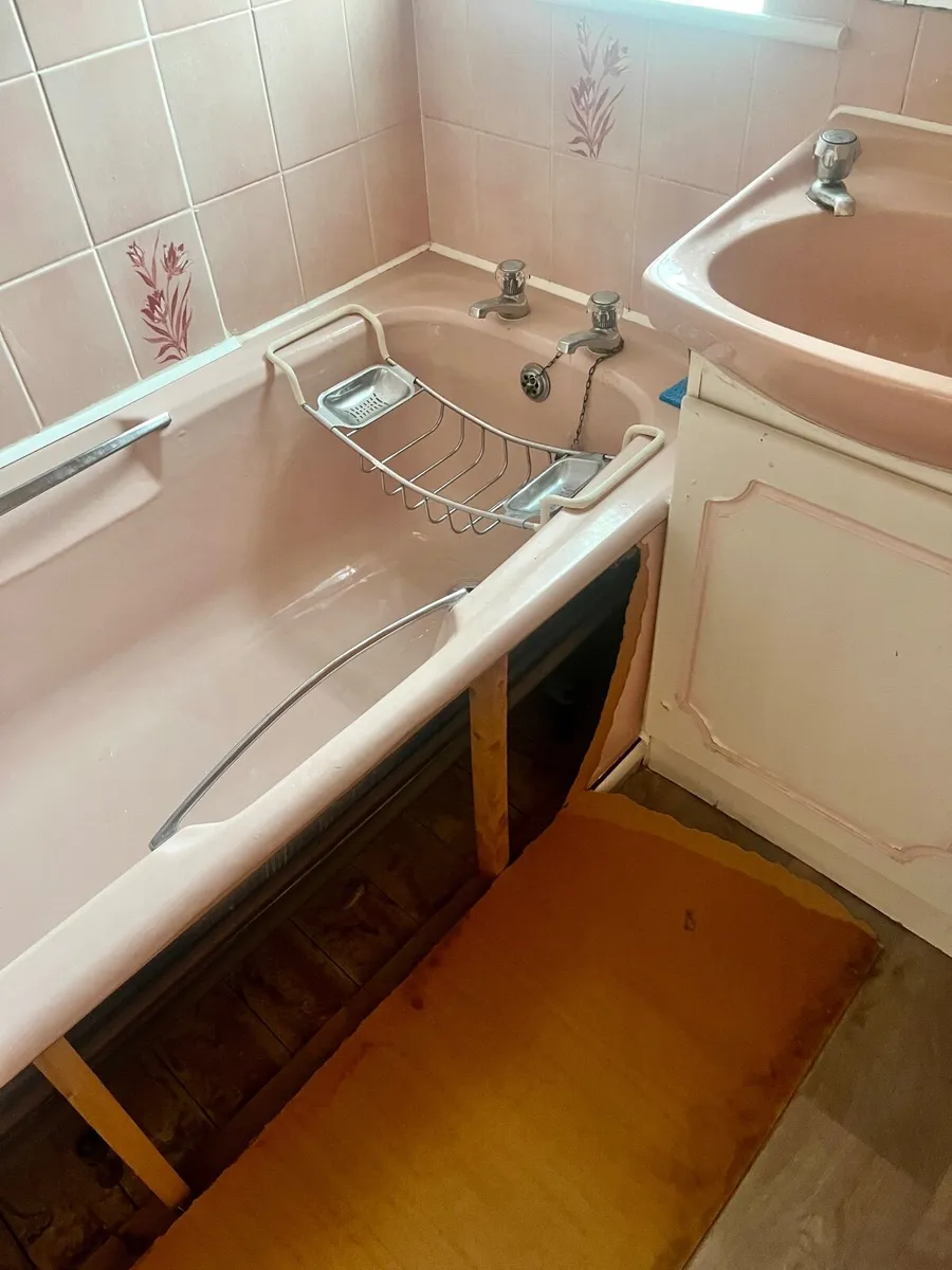 Pink Retro Bathroom suite - Image 4