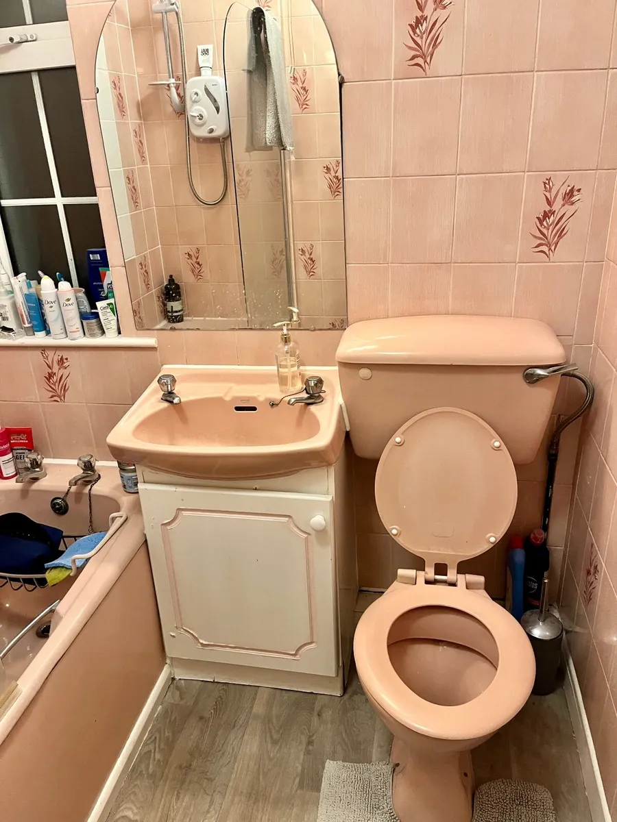 Pink Retro Bathroom suite - Image 1