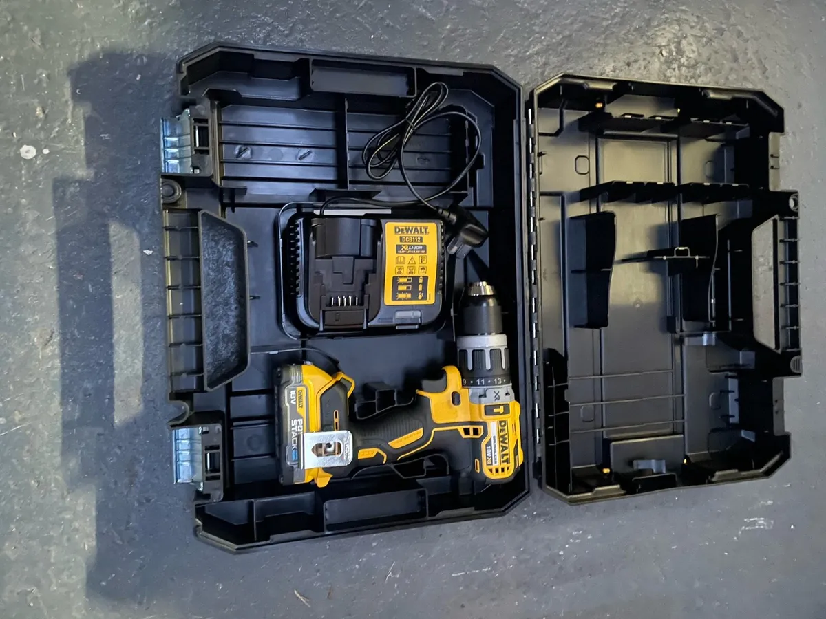 Dewalt 796 kit 2ah powerstack and charger new - Image 2