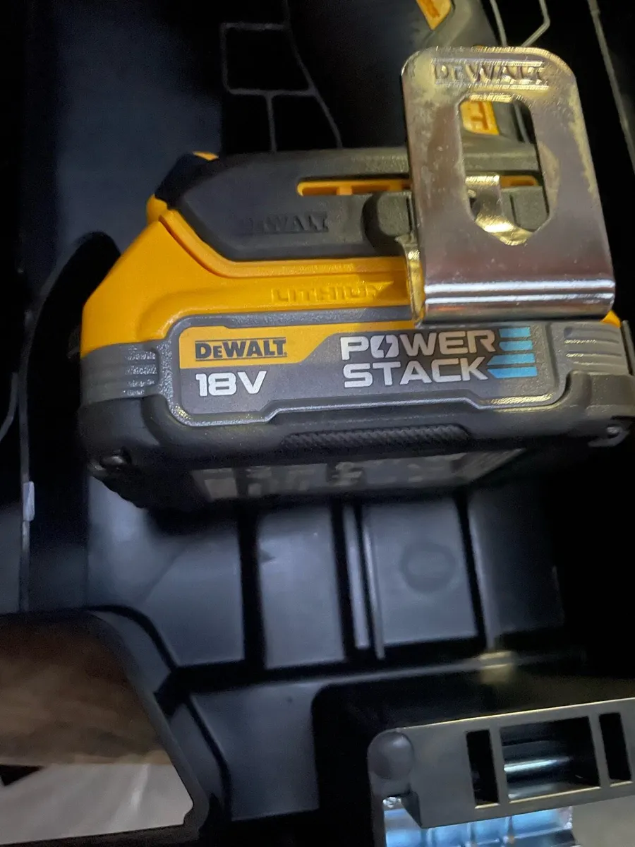 Dewalt 796 kit 2ah powerstack and charger new - Image 4