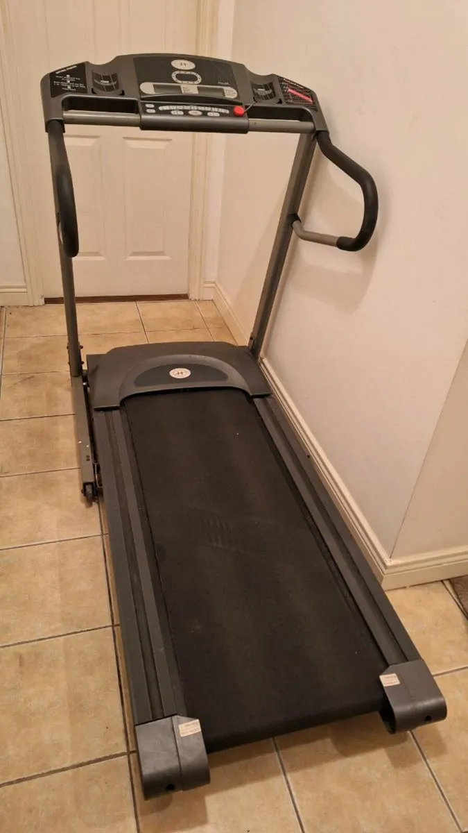 HORIZON FITNESS TREADMILL WITH ACCESSORIES - Image 2