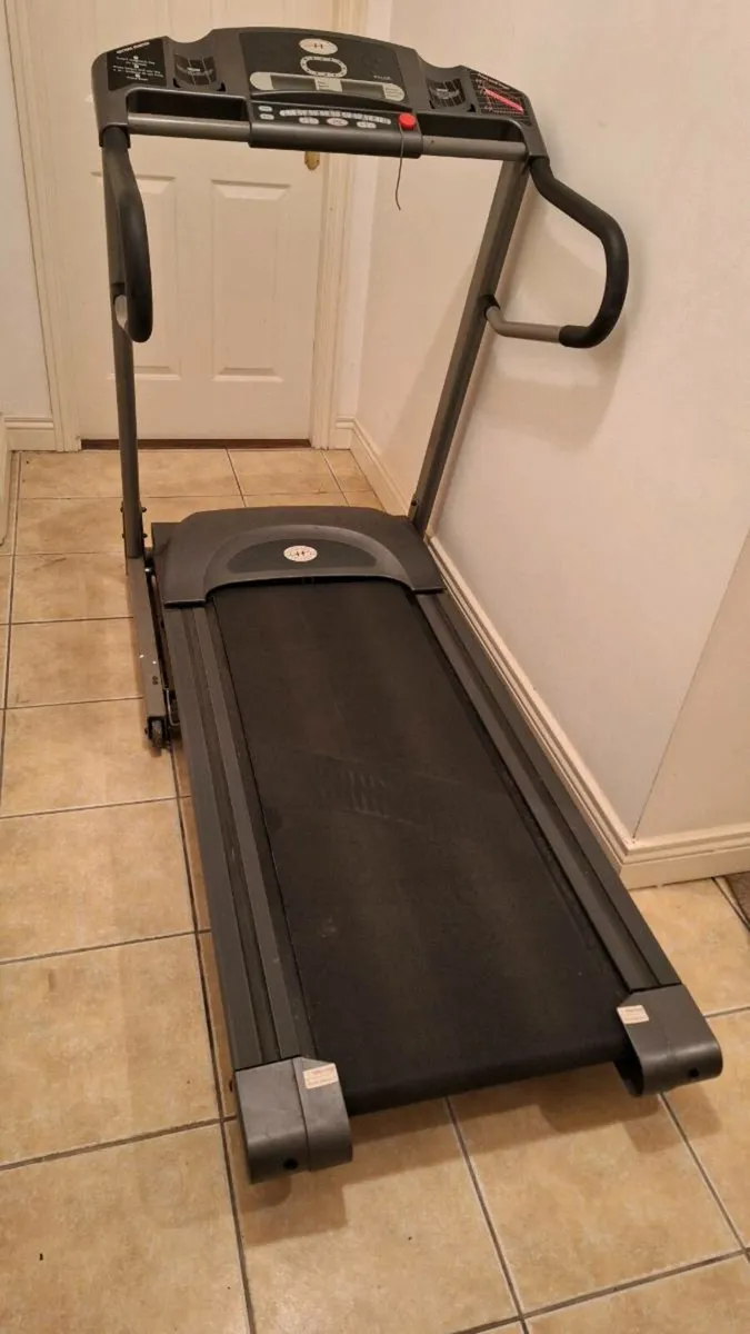 HORIZON FITNESS TREADMILL WITH ACCESSORIES - Image 3