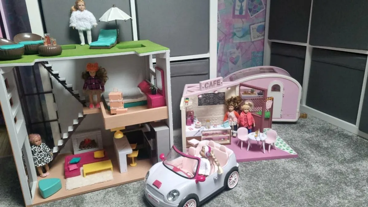 Lori Dolls House, Cafe, Glamper & Car - Image 1