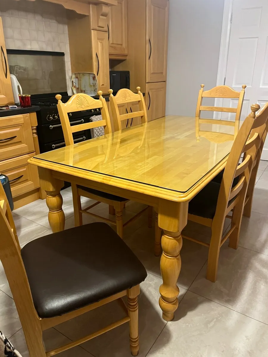 Table and chairs - Image 1