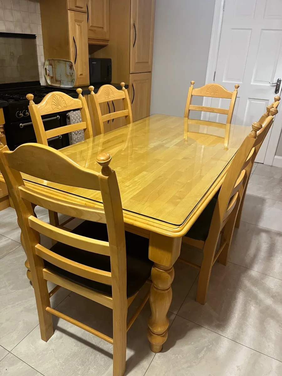 Table and chairs - Image 2