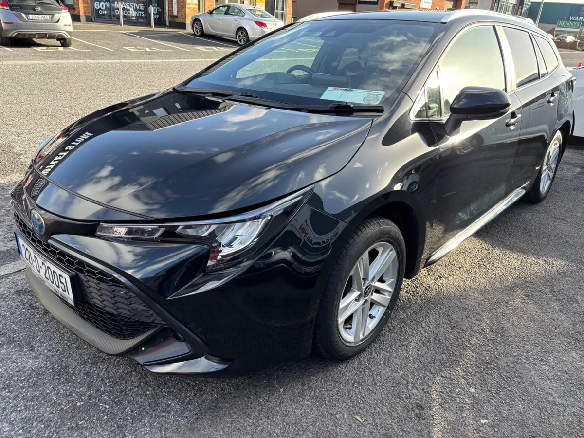 2022 Toyota Corolla 1.8 Hybrid Luna Saloon - Image 2