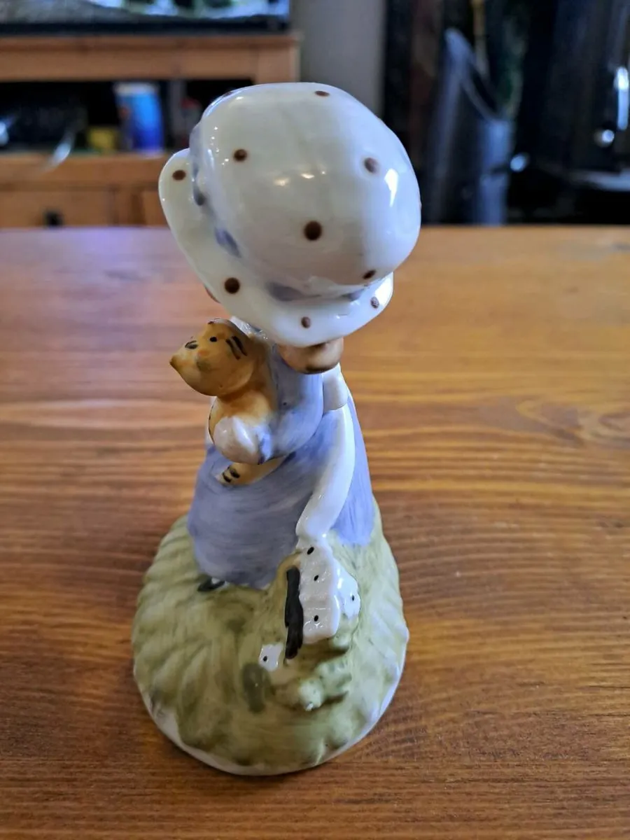 Vintage porcelain figurine girl holding cat - Image 2