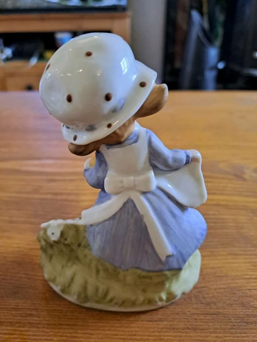 Vintage porcelain figurine girl holding cat - Image 3