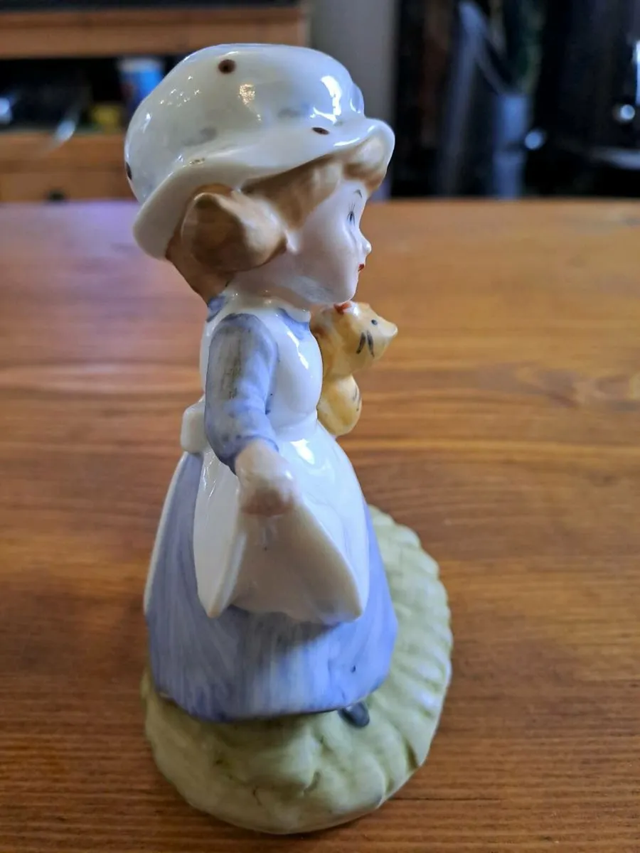 Vintage porcelain figurine girl holding cat - Image 4