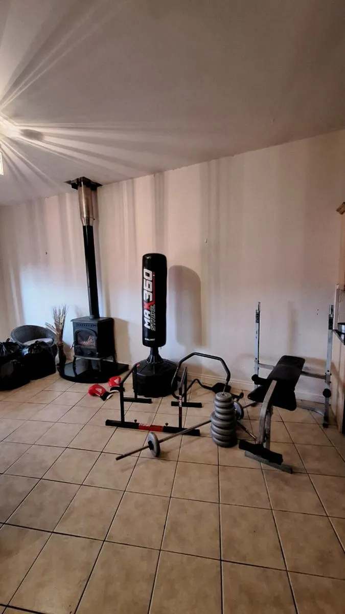 HORIZON FITNESS TREADMILL WITH ACCESSORIES - Image 4