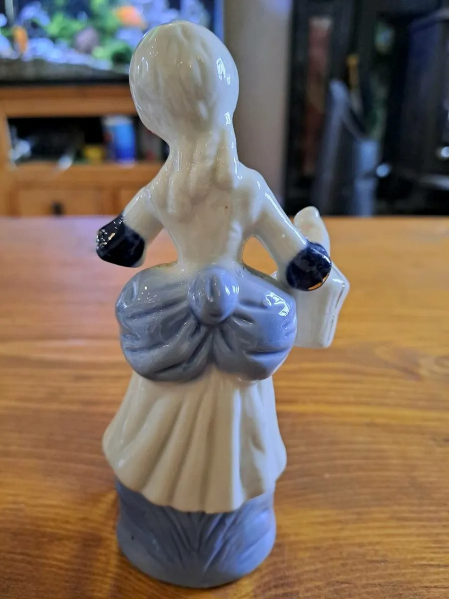 Vintage porcelain woman figurine - Image 3