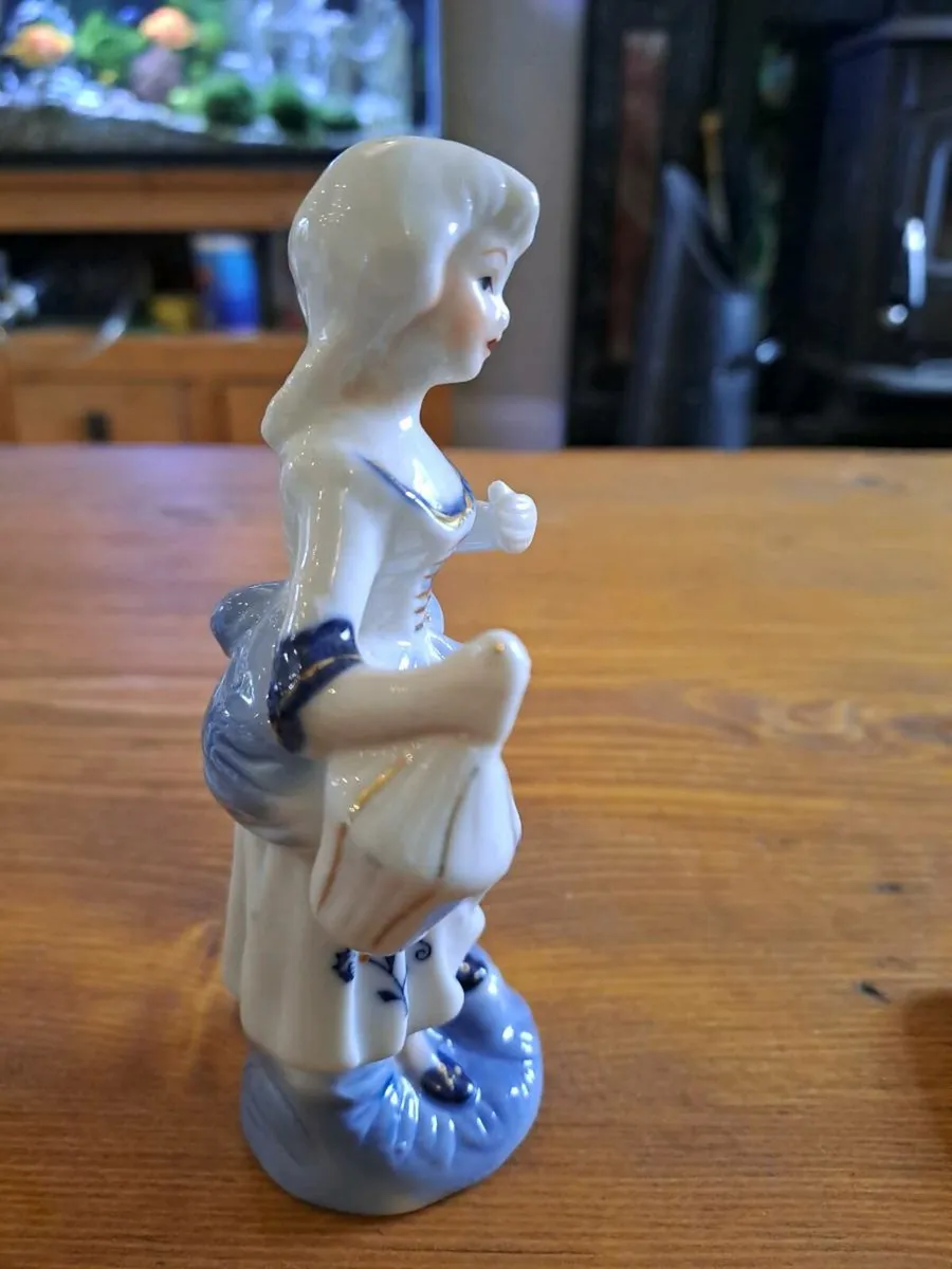 Vintage porcelain woman figurine - Image 4