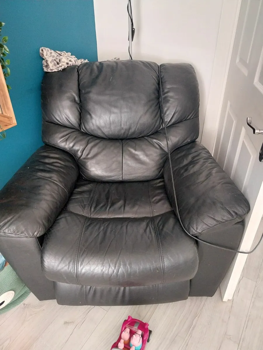 2 leather recliners