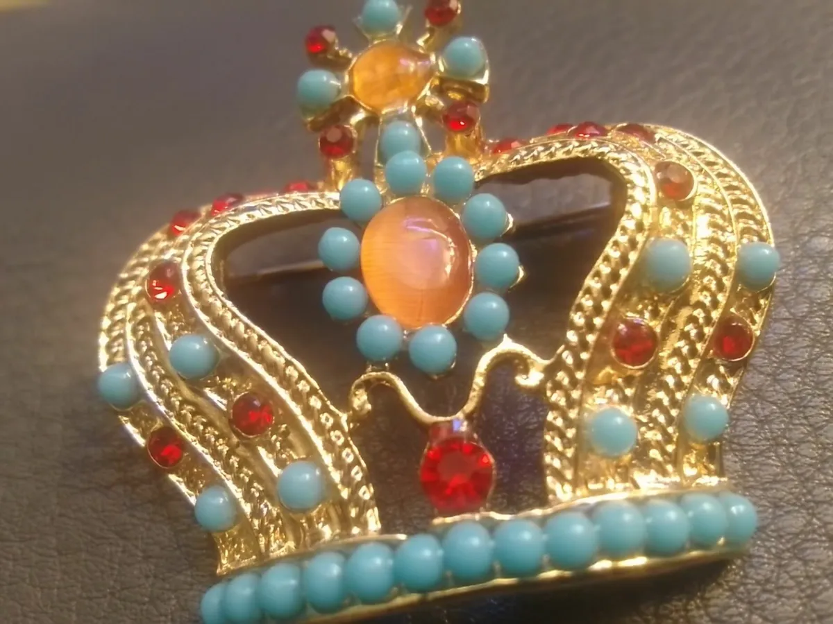 VINTAGE TURQUOISE AMBER & RUBY CROWN BROOCH - Image 1