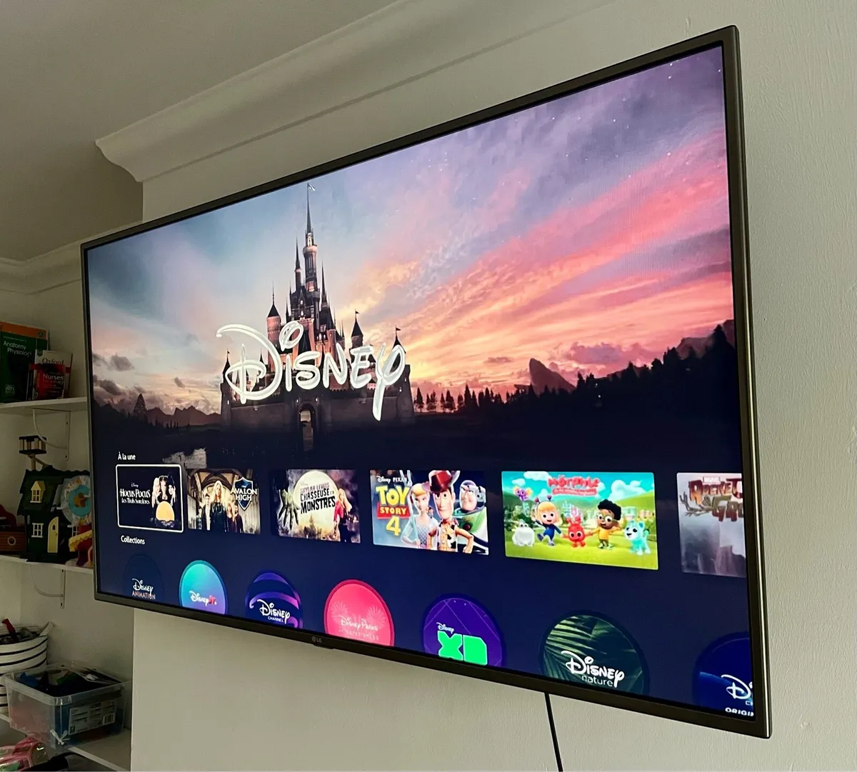 55" LG ULTRA HD 4K TV with TV wall mount bracket - Image 1