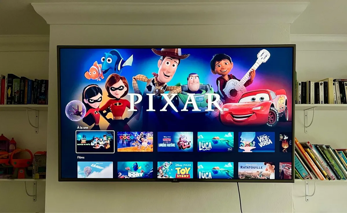 55" LG ULTRA HD 4K TV with TV wall mount bracket - Image 3