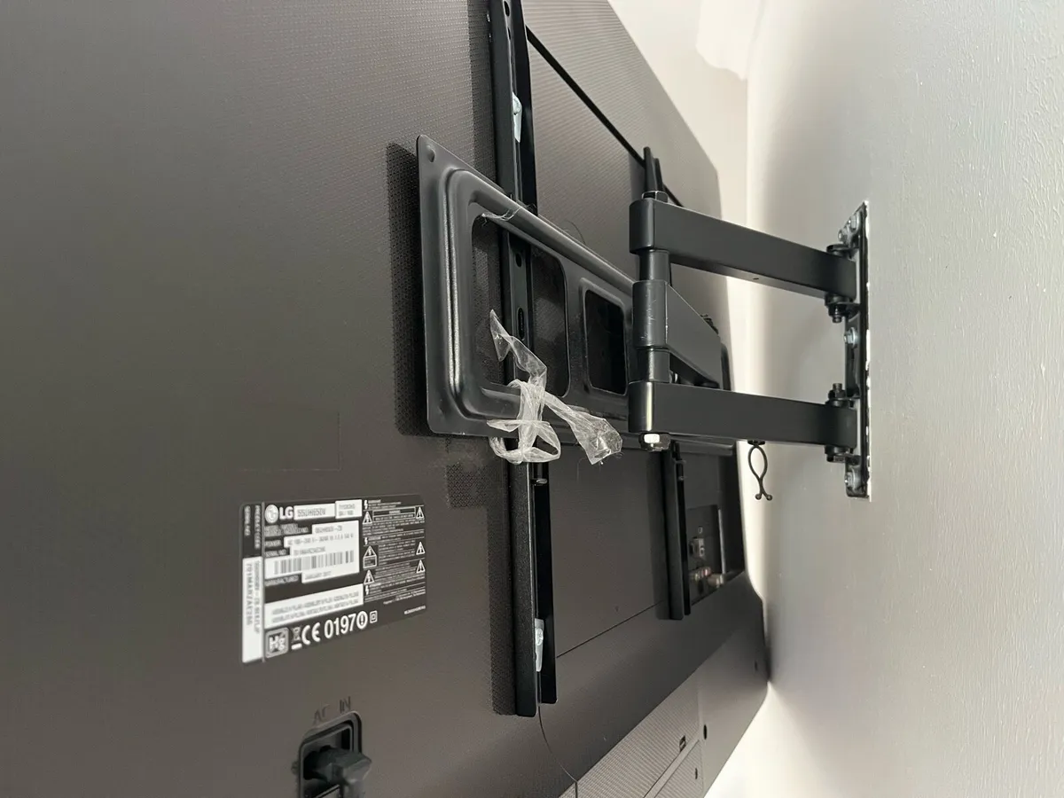 55" LG ULTRA HD 4K TV with TV wall mount bracket - Image 4