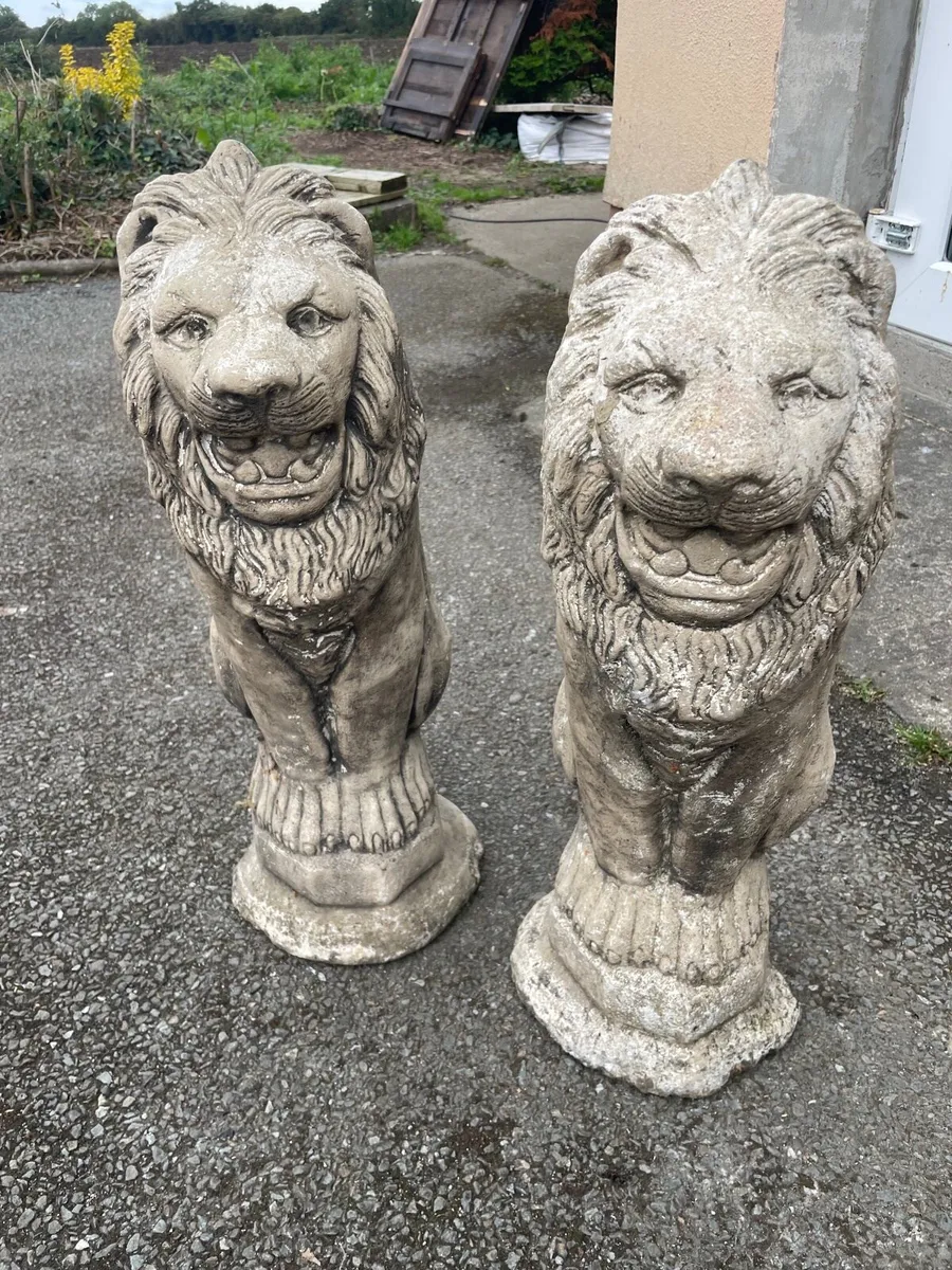 Concrete door way lions - Image 2