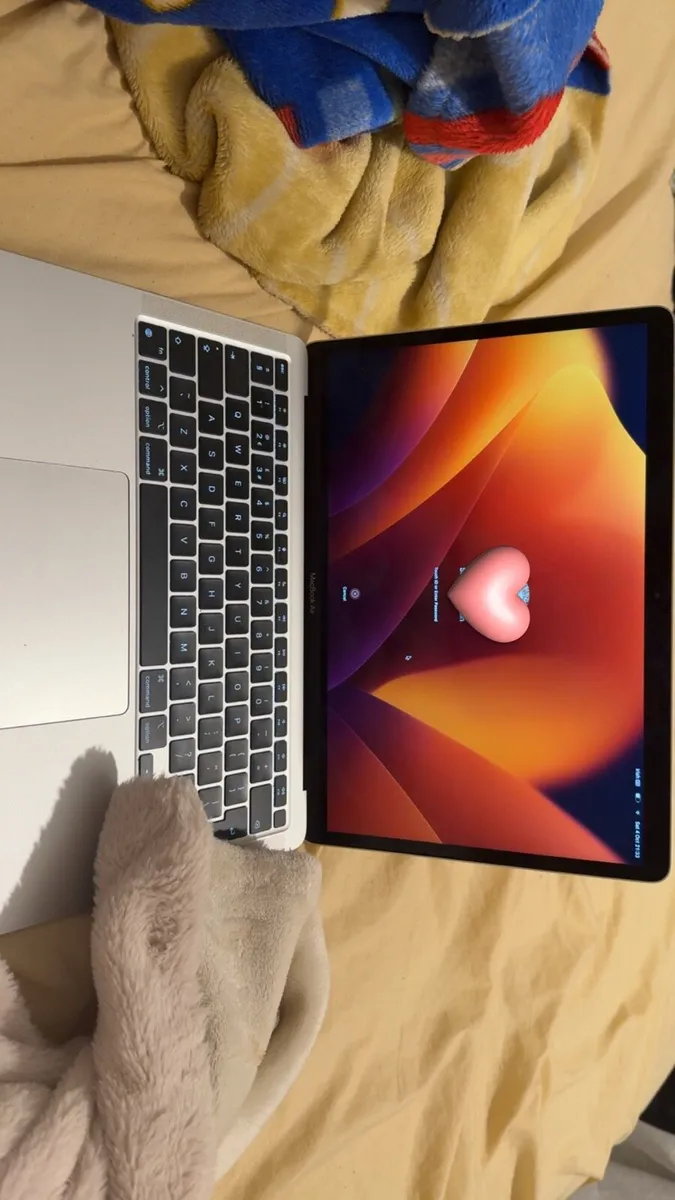 MacBook Air - Image 4