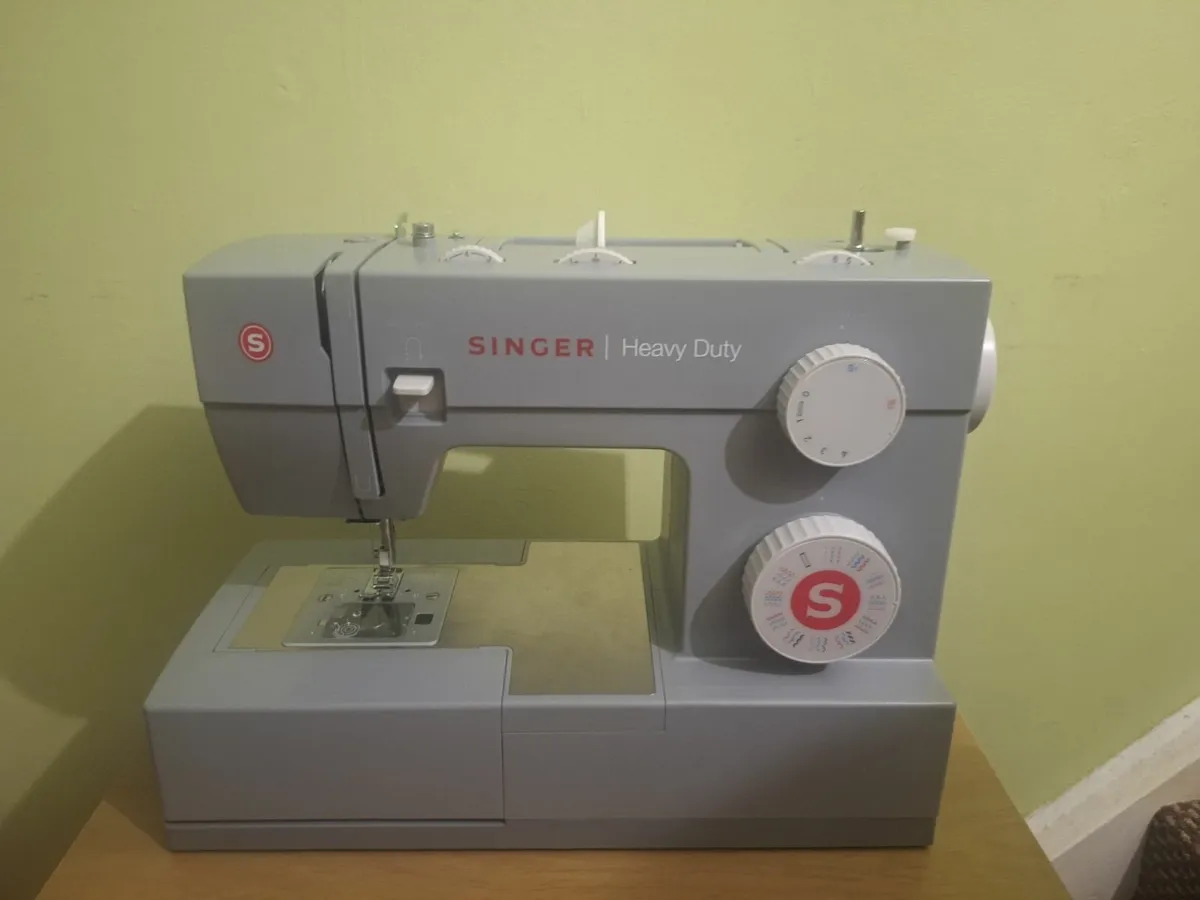 SINGER HEAVY DUTY SEWING MACHINE WITH ACCESSORIES - Image 1