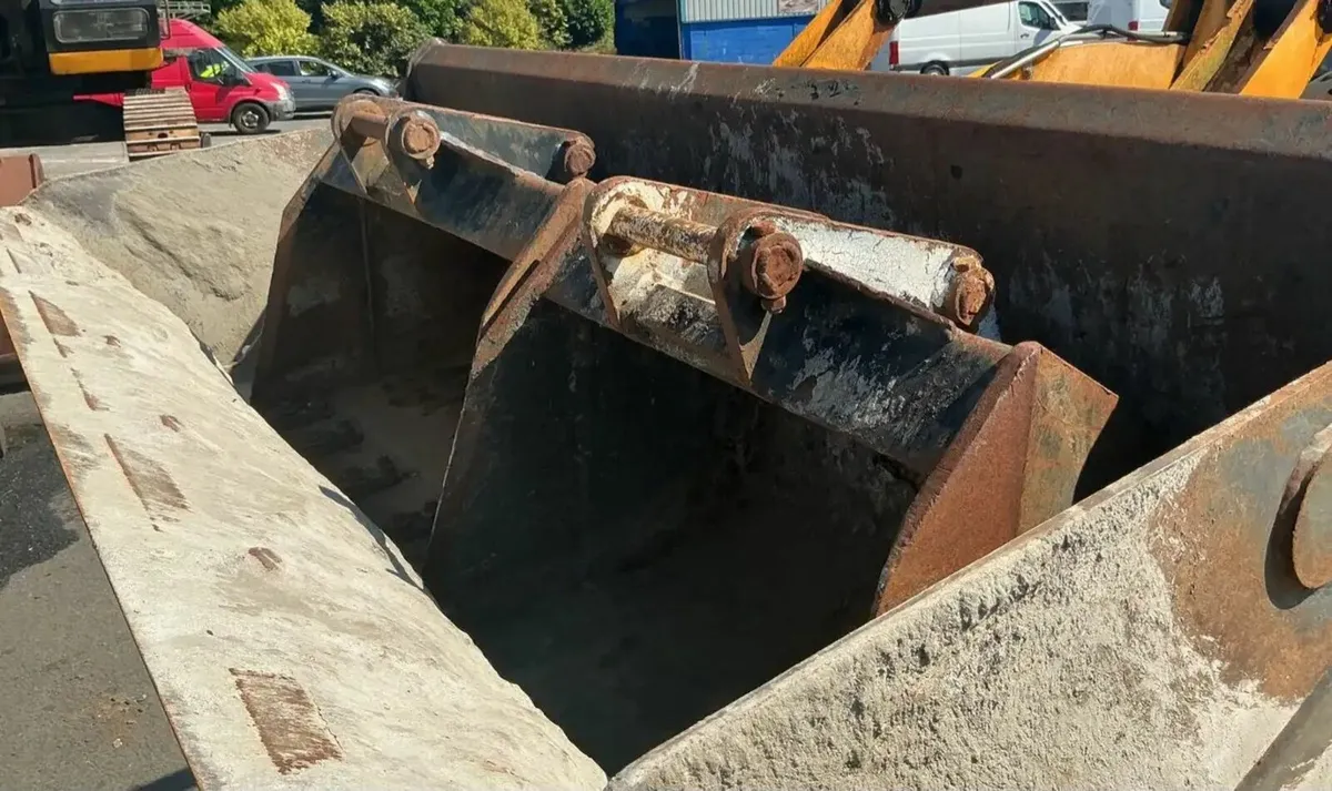 JCB 2CX Streetmaster Digger Breaker - Image 3