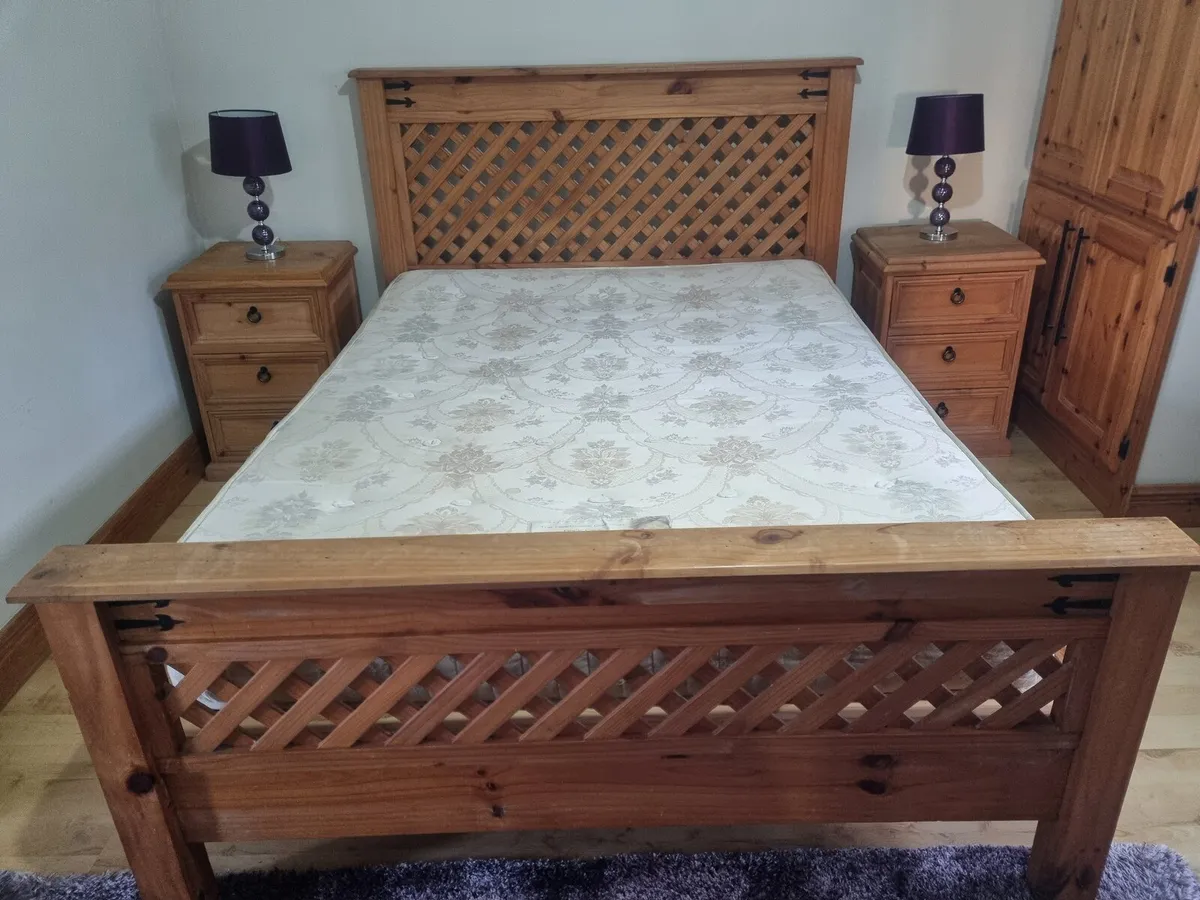 King size bed and 2 bedside lockers