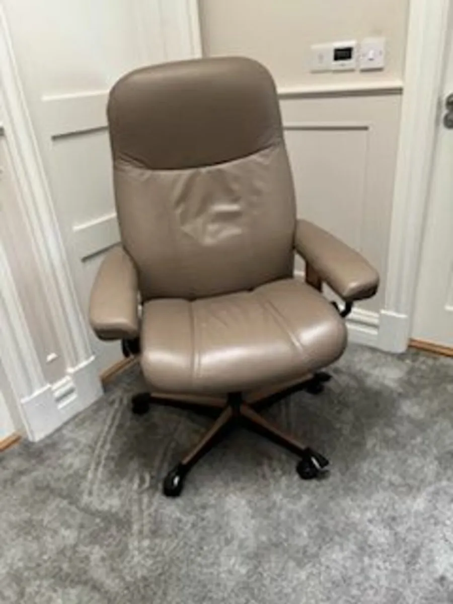 Stressless swivel chair - Image 1