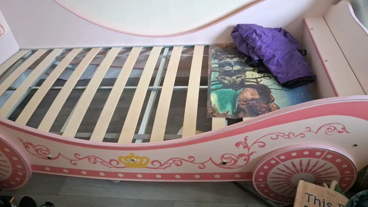 Single princess bed with new mattress - Image 2