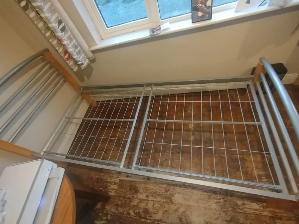 Single bed  with Matrass - Image 4
