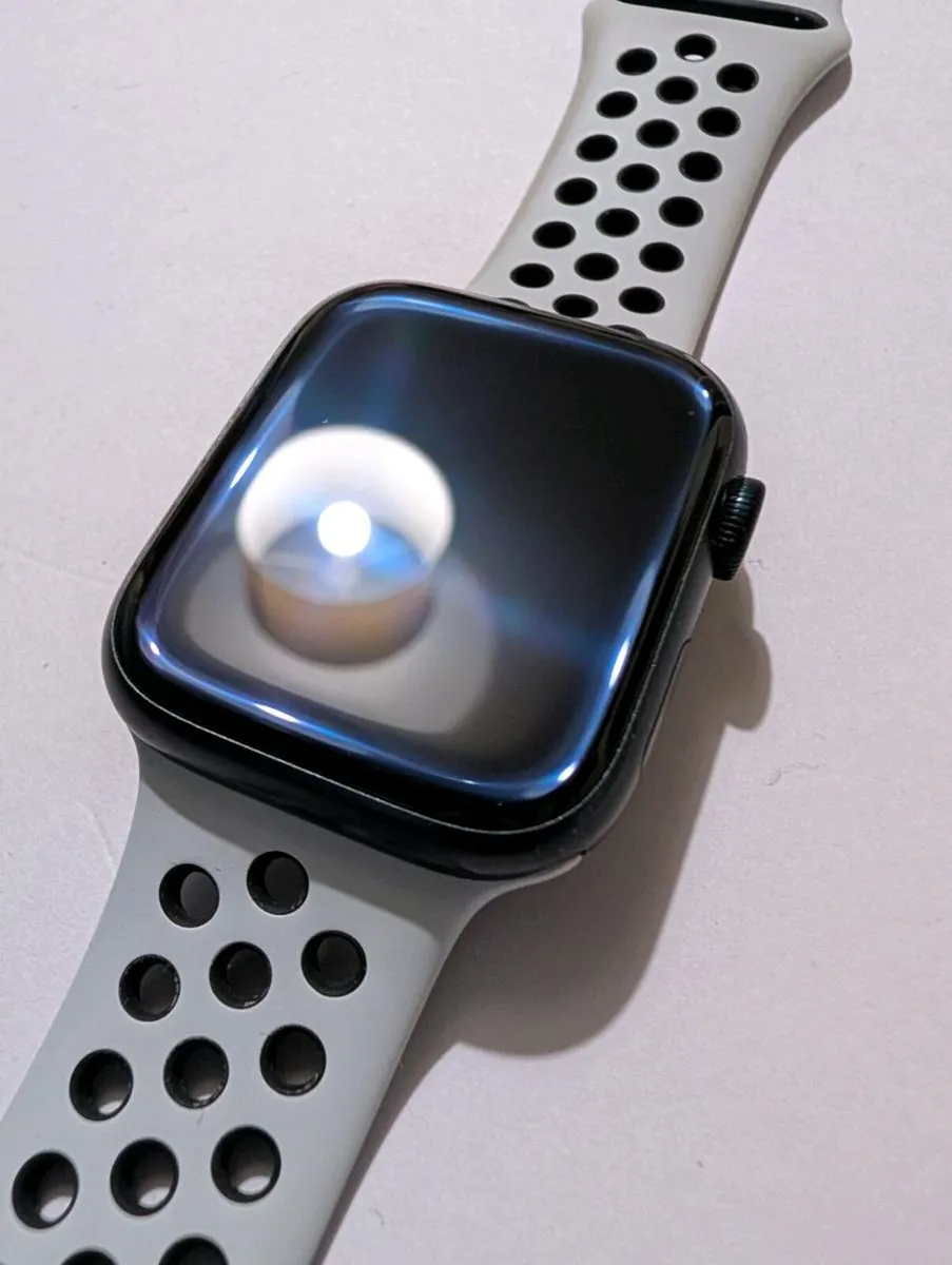 Flawless Apple Watch Series 9 45mm GPS + 6 Straps - Image 1